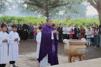 Thánh lễ cầu cho Các Đẳng Linh Hồn tại nghĩa trang