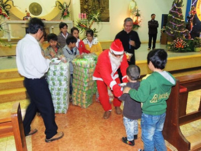Phát quà Giáng Sinh cho thiếu nhi