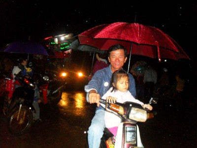 Vui Trung thu trong mưa