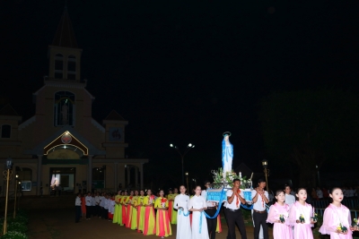 ​​​​​​​Hình ảnh đêm kiệu Đức Mẹ khai mạc tháng Mân Côi