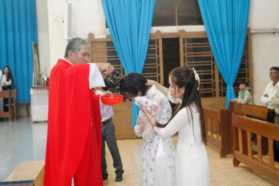 Hình ảnh rửa tội tân tòng