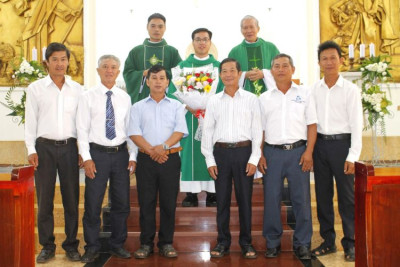 Tân Linh mục Antôn Trần Trinh Trong dâng lễ tạ ơn