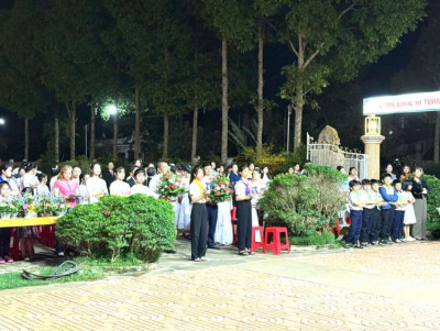 Giáo xứ Thổ Hoàng Dâng hoa kính Đức Mẹ