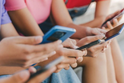 Chúng ta đang quỳ gối trước Chúa hay trước màn hình điện thoại