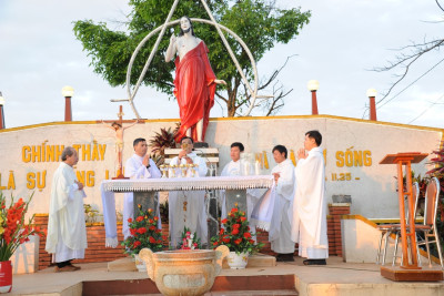 Giáo xư Thổ Hoàng: Thánh lễ tại Nghĩa trang