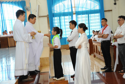 Thiếu nhi Giáo xứ Thổ Hoàng Rước Lễ Lần Đầu