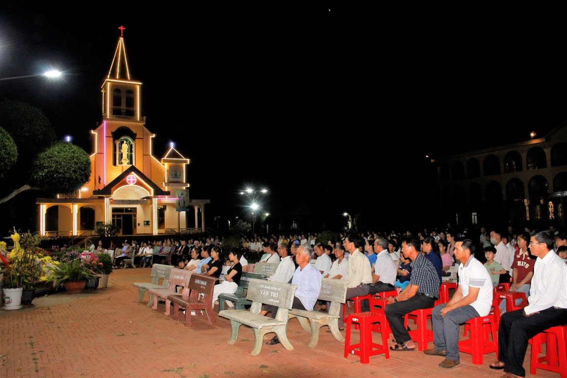  Giáo xứ Thổ Hoàng-Giáo họ Phêrô Tự dâng hoa