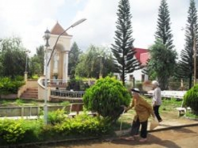 Một chiều đi trên khuôn viên nhà thờ Thổ Hoàng