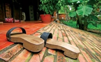 Mùa Xuân im lặng trong đôi guốc