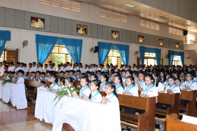 ĐGM  viếng thăm mục vụ và ban phép Thêm Sức cho 130 em