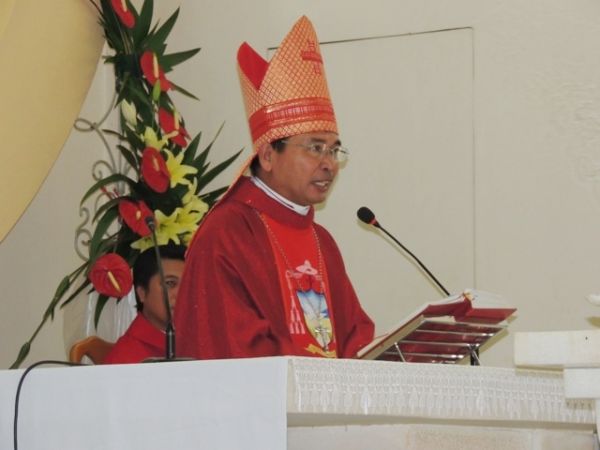 Đức Giám mục Vinh Sơn thăm viếng mục vụ và ban Phép Thêm sức