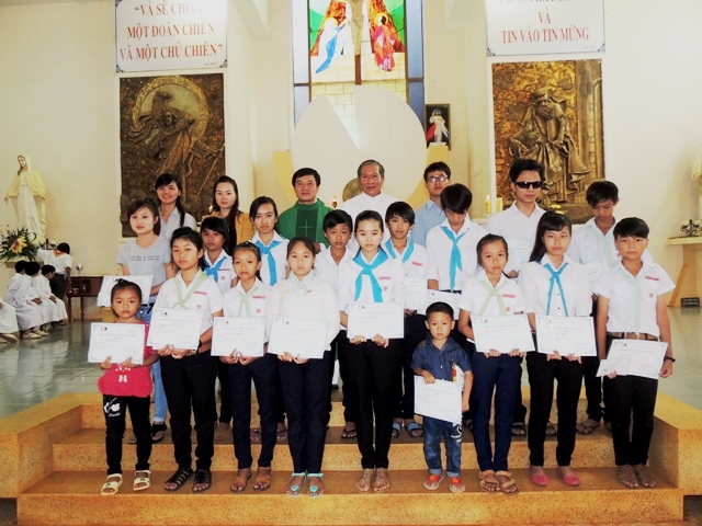 Giáo xứ Thổ Hoàng phát học bổng