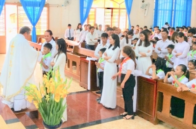 ​​​​​​​Hồng ân  55 em rước lễ lần đầu
