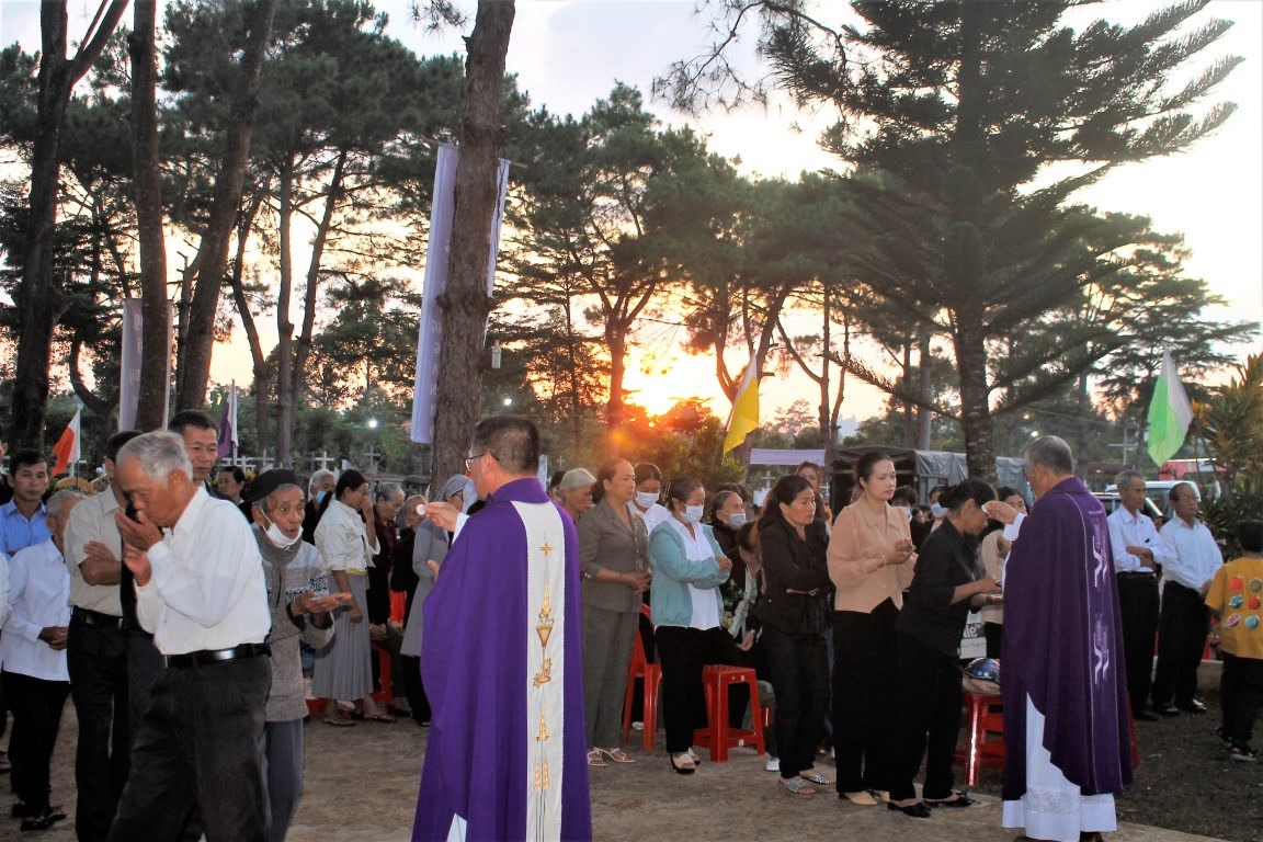 Thánh lễ cầu cho các tín hữu đã qua đời