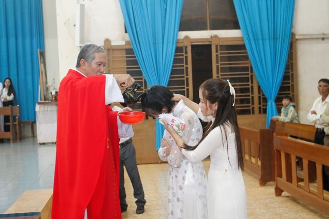 Hình ảnh rửa tội tân tòng