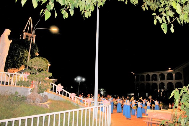 Giáo xứ Thổ Hoàng khai mạc tháng hoa