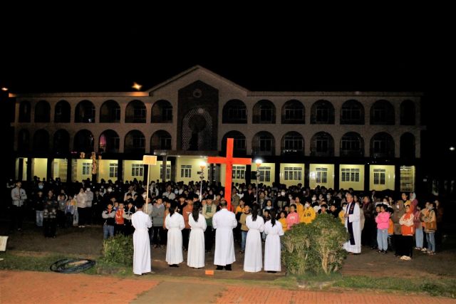  Đi Đàng Thánh Giá đầu Mùa Chay