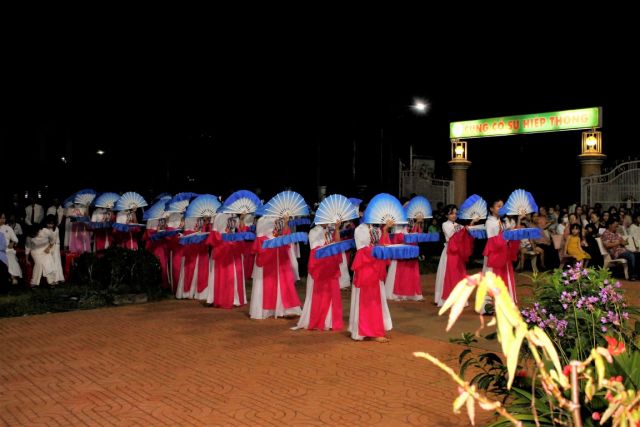 Giáo họ Phêrô Tự dâng hoa