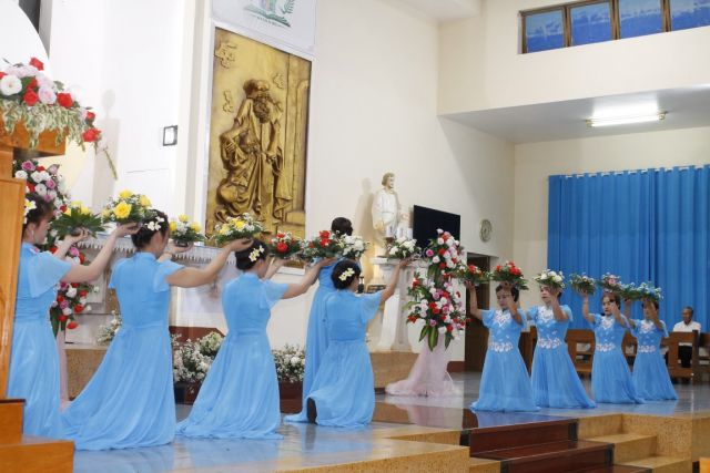 Giáo Họ Phao lô trở lại dâng hoa