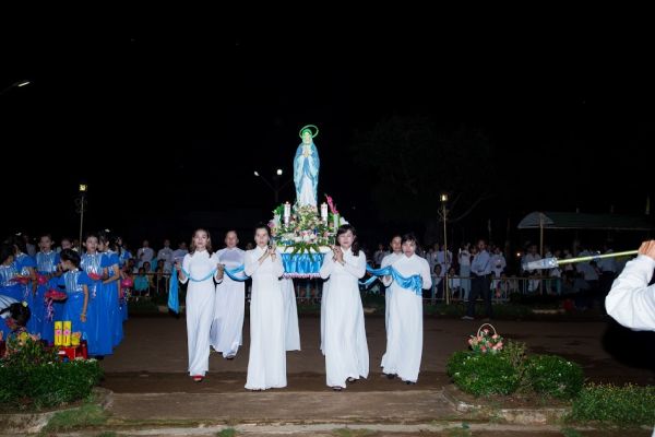 kiệu thánh Giuse và Mẹ Maria khai mạc tháng hoa