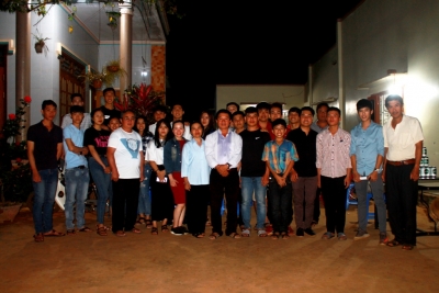 Hình ảnh sinh viên và các em nhận học bổng tổng kết tết Mậu Tuất