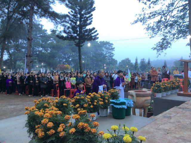 Thánh lễ cầu cho các linh hồn tại nghĩa trang