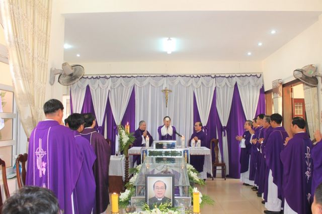 Viếng cha cố Gioan Nguyễn Sơn và Thánh lễ của Hạt Đakmil