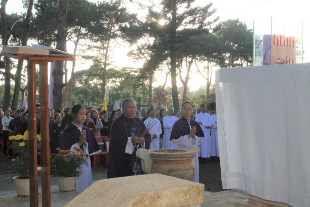 Thánh lễ cầu cho các Đẳng Linh Hồn Tại Nghĩa Trang