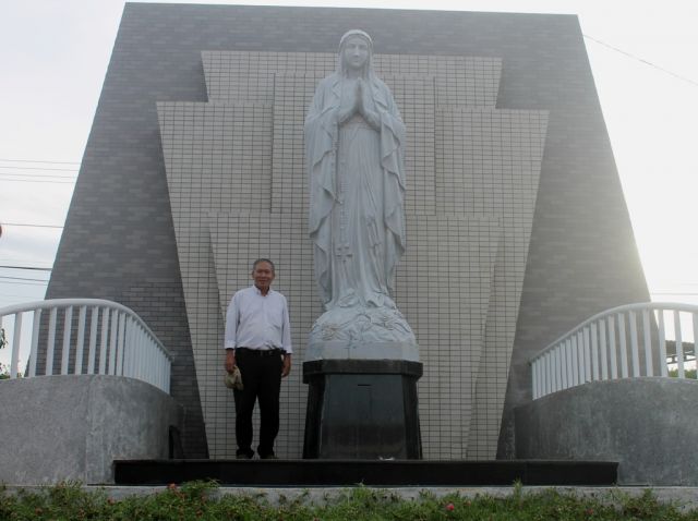 Hình ảnh đặt tượng Đức Mẹ và Thánh Nữ Têrêxa lên tượng đài