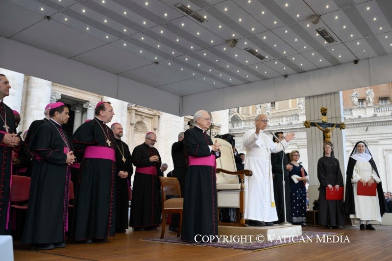 ĐTC kêu gọi  lần hạt Mân côi để cầu nguyện cho hòa bình