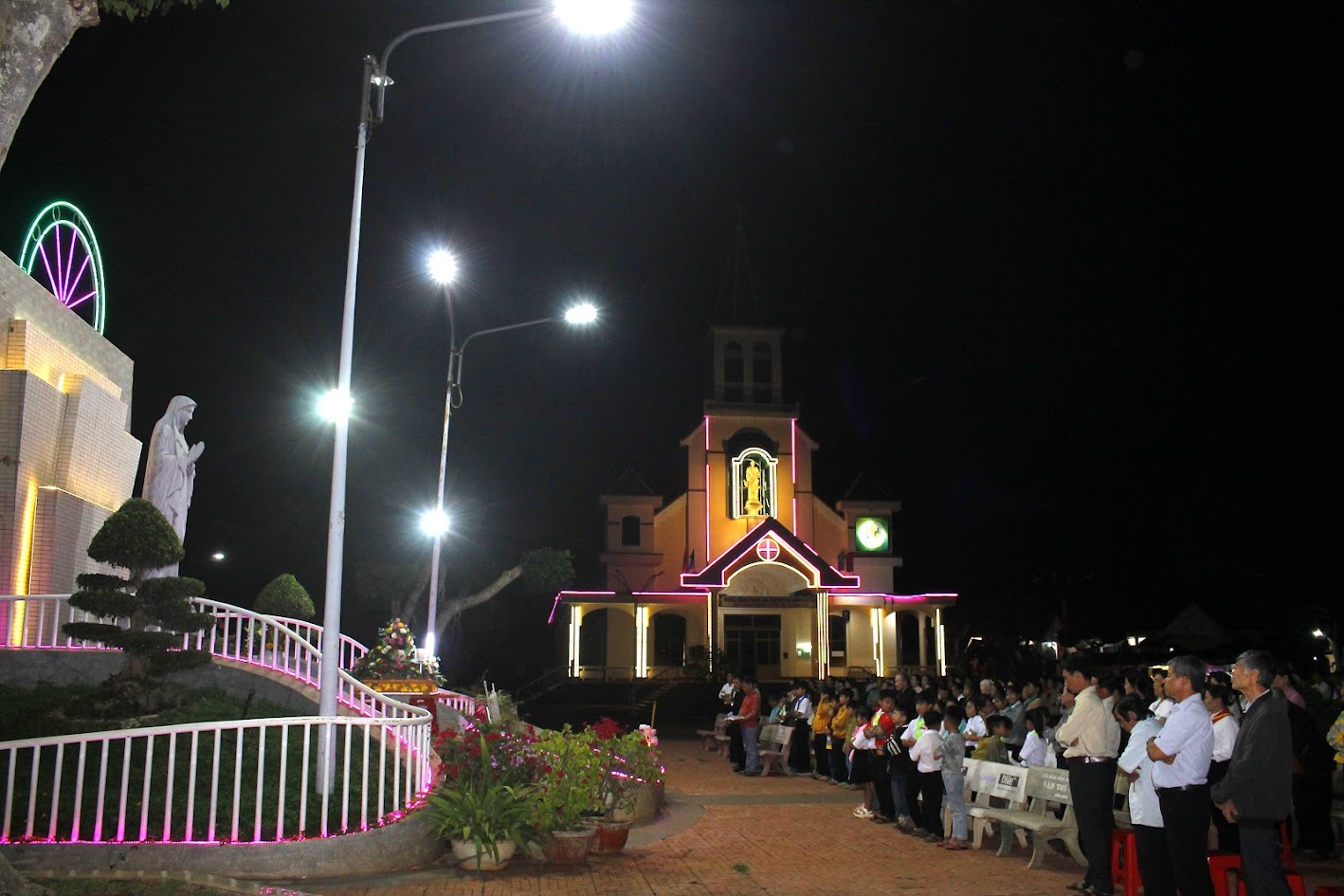 Lần chuỗi khai mạc tháng Mân Côi