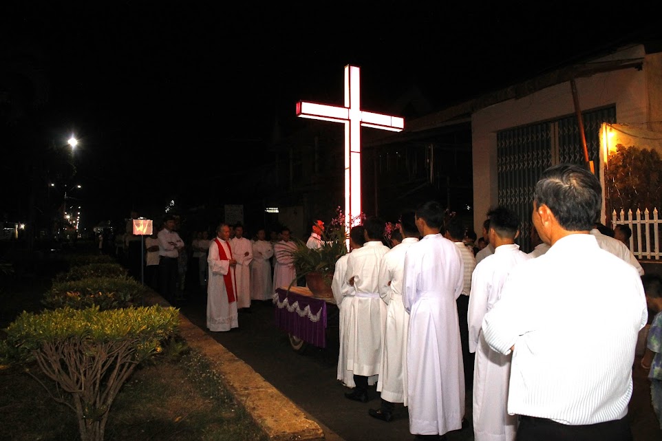 Đi Đàng Thánh Giá trọng thể