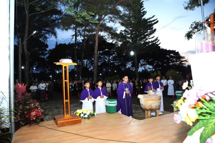 Thánh lễ cầu cho các linh hồn tại Nghĩa trang