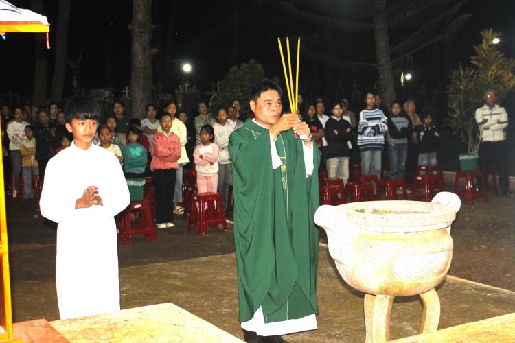 Thánh lễ tại Nghĩa Trang