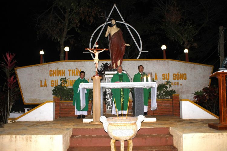 Thánh lễ tại Nghĩa Trang tháng 10