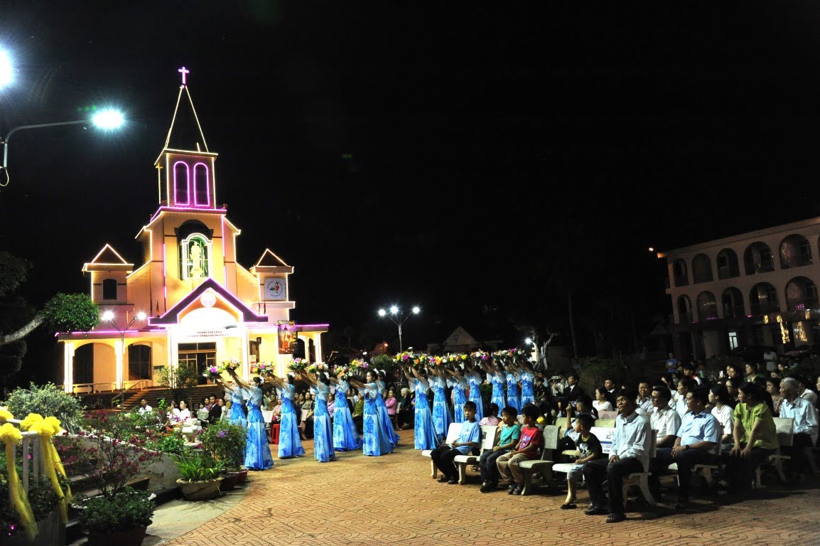 ​​​​​​​Dâng hoa kính Đức Mẹ