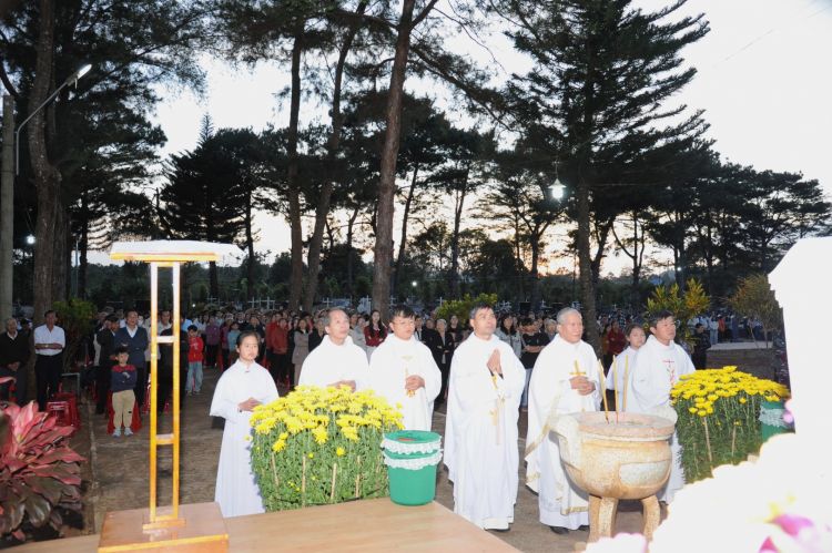 Thánh lễ mùng 2 Tết tại Nghĩa Trang