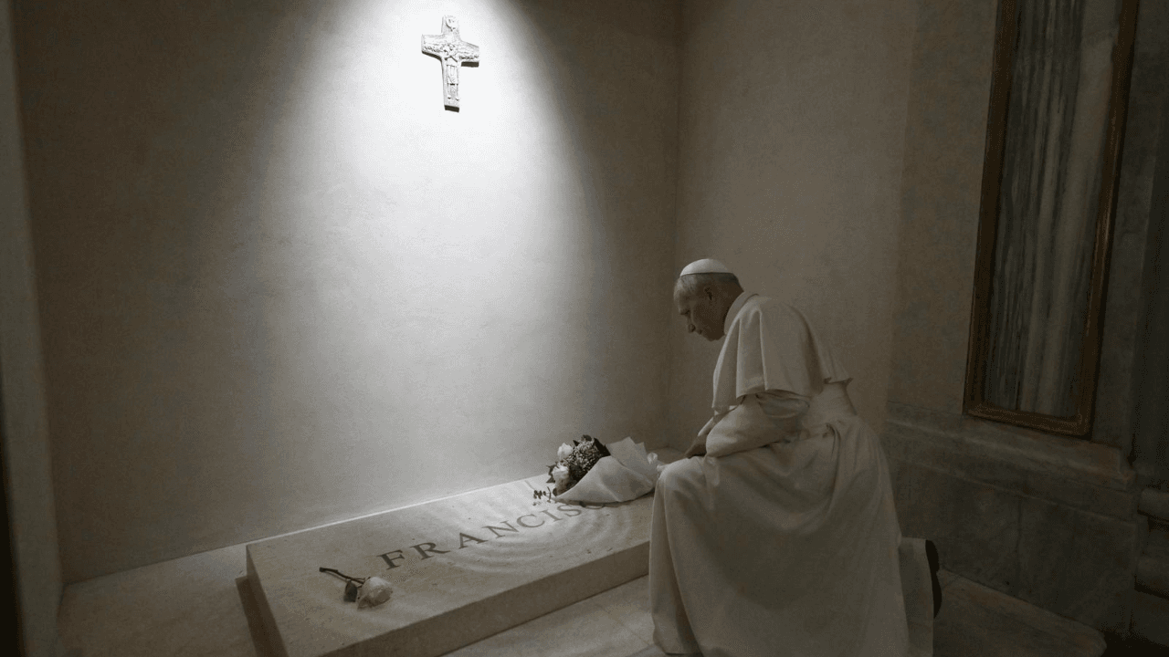 Đức Thánh cha Lêô XIV cầu nguyện tại mộ ĐTC Phanxicô